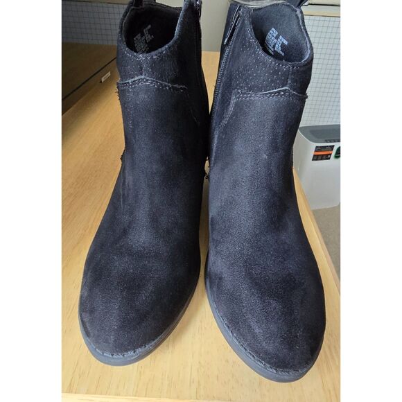 Black faux Suede Booties Size 8.5 - Like new - Picture 2 of 14